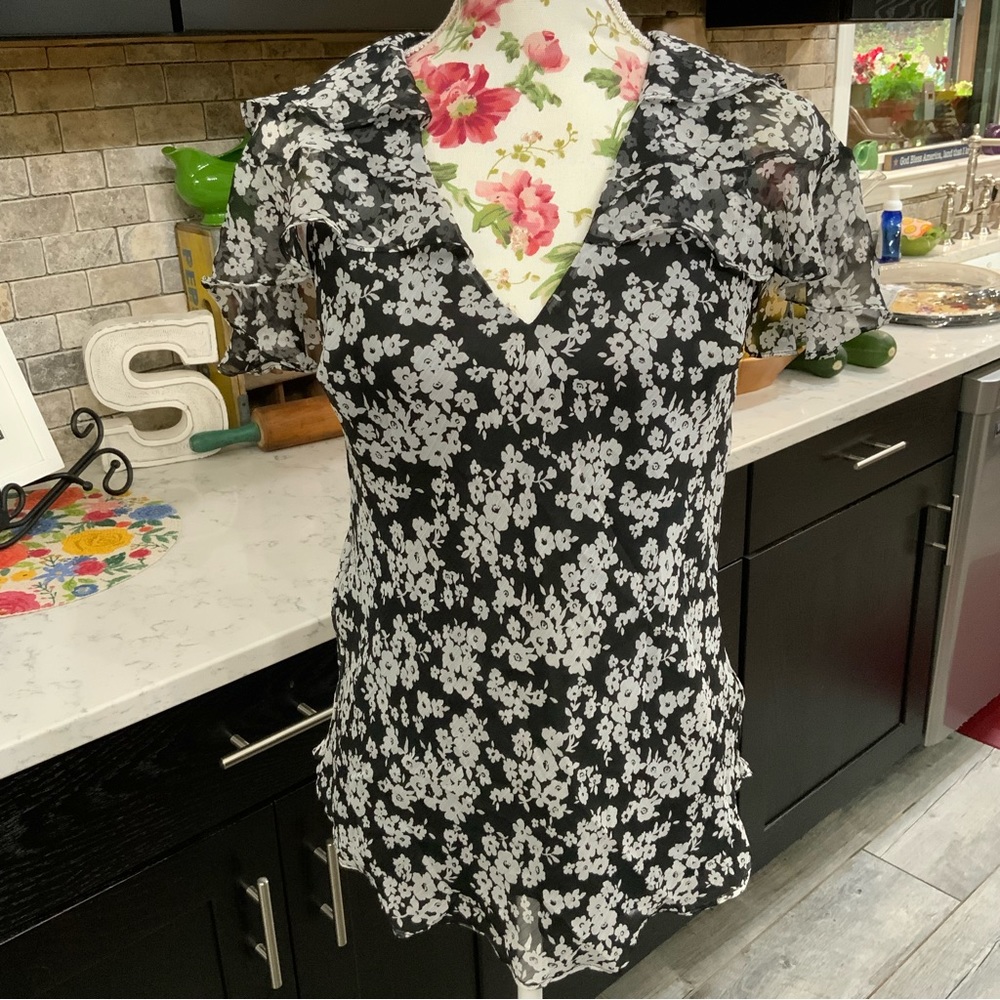 Lauren Ralph Lauren Black & White Floral Print Ruffled V Neck Blouse
Medium